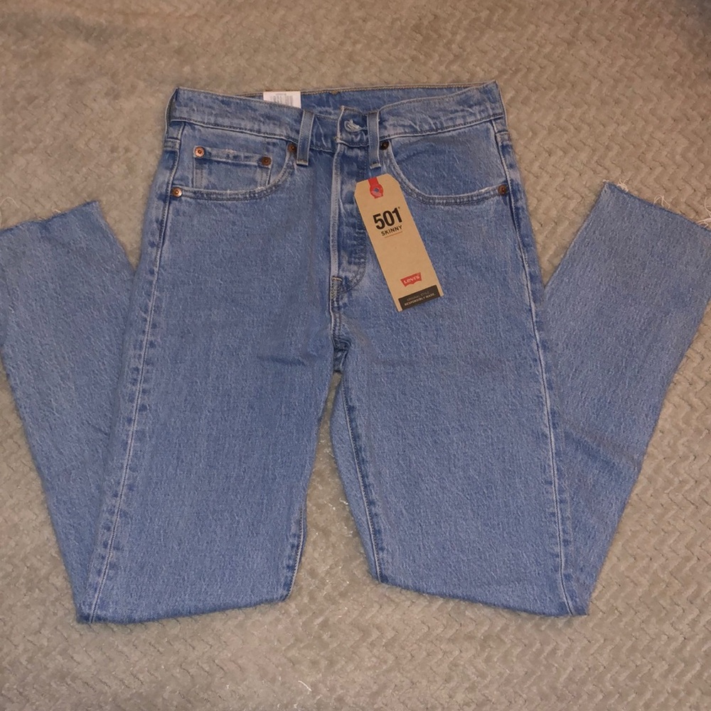 BRAND NEW - Levi’s Skinny High Rise Fitted Through Hip & Tie